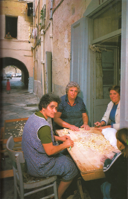 bari, femmes préparant des orecchiette